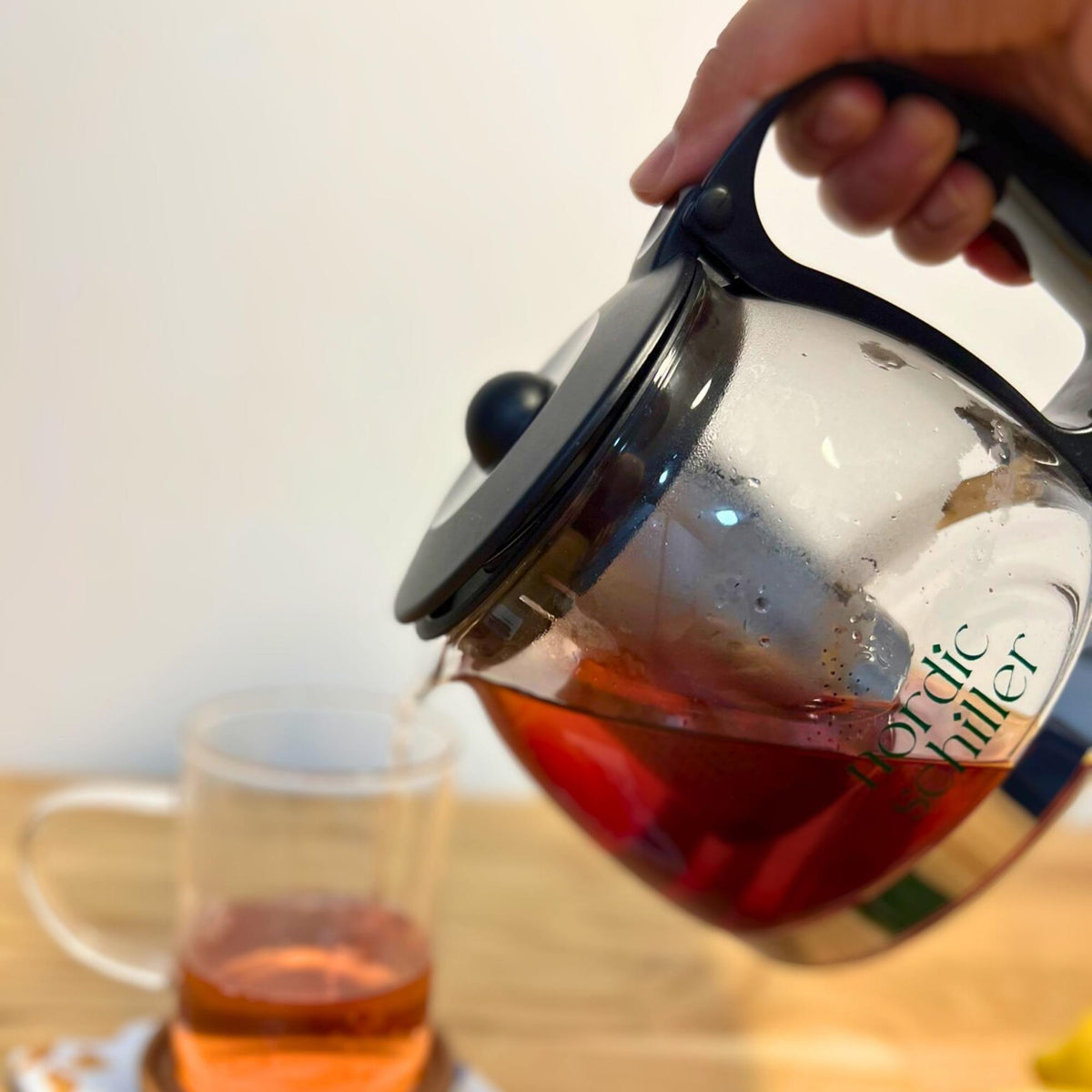 Nordic Schiller Lilac Glas Teekanne mit Deckel und Edelstahl-Sieb – 1250 ml