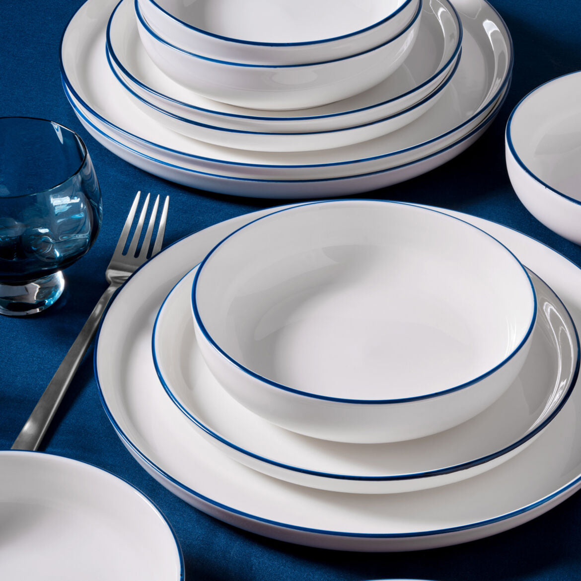 GÜRAL Bilbao Tafelservice 12-tlg., 4 Personen, Bone Porzellan, Creme mit dunkelblauem Rand
