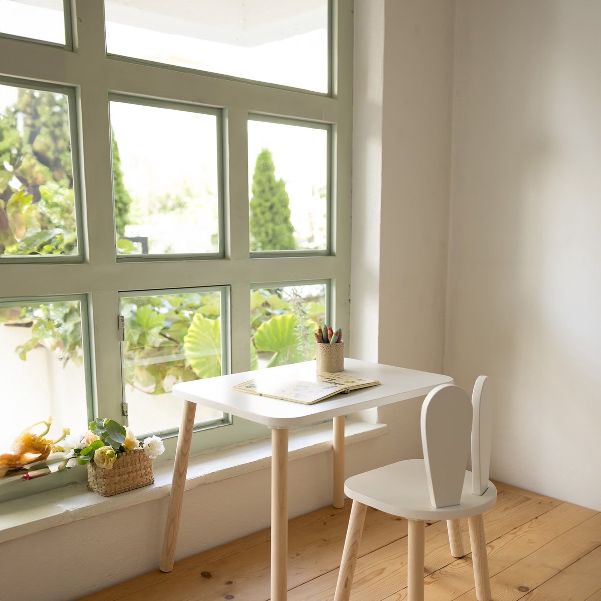 COZYCOLLECTIONS Kindertisch-Set mit Tiermotiv-Stühlen aus Naturholz
