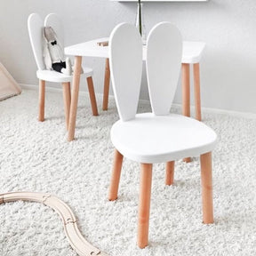 COZYCOLLECTIONS Kindertisch-Set mit Tiermotiv-Stühlen aus Naturholz
