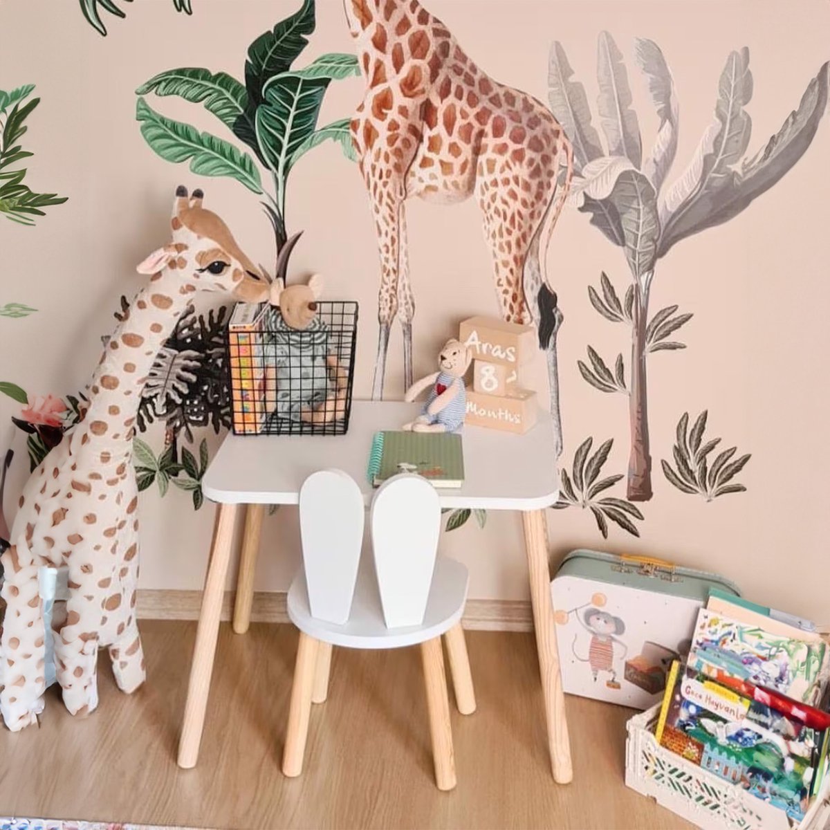 COZYCOLLECTIONS Kindertisch-Set mit Tiermotiv-Stühlen aus Naturholz