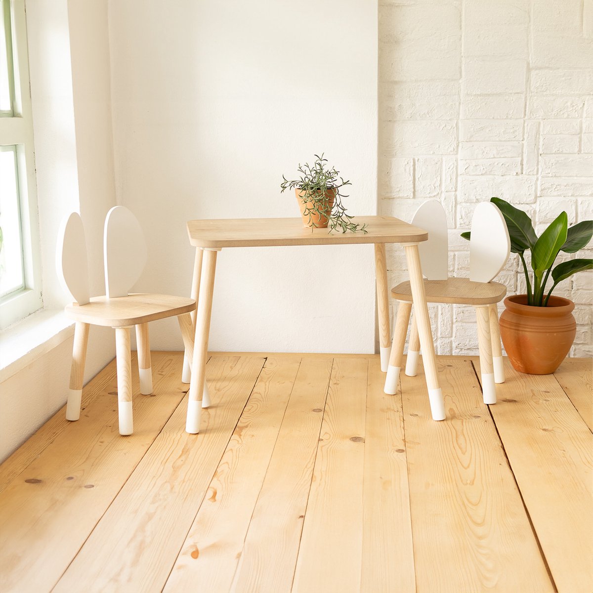 COZYCOLLECTIONS Kindertisch-Set mit Tiermotiv-Stühlen aus Naturholz