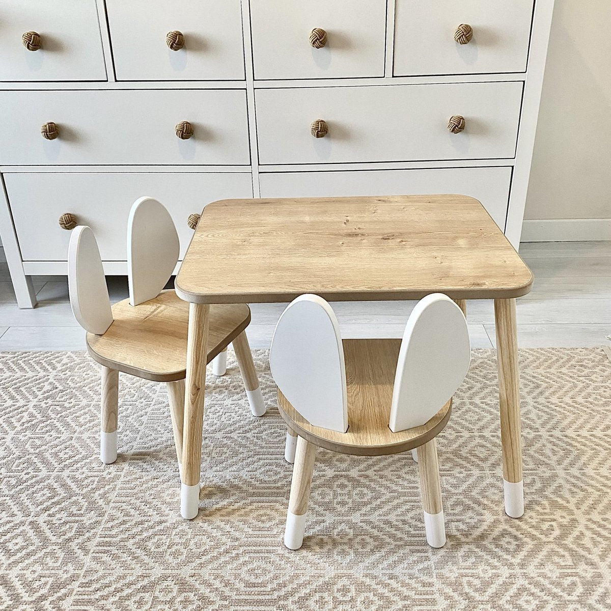 COZYCOLLECTIONS Kindertisch-Set mit Tiermotiv-Stühlen aus Naturholz