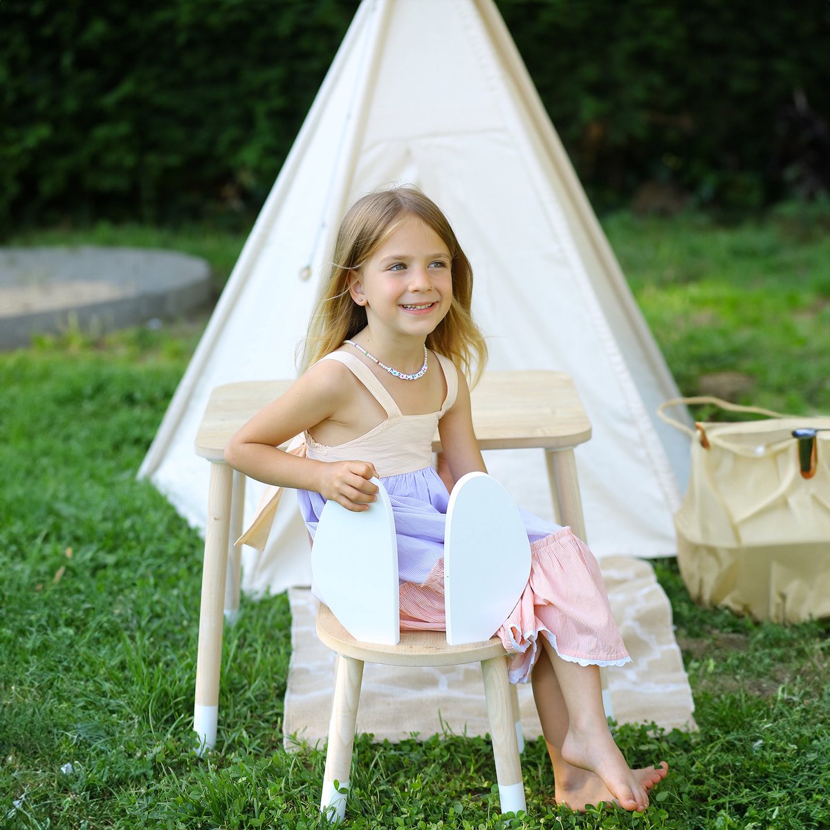COZYCOLLECTIONS Kindertisch-Set mit Tiermotiv-Stühlen aus Naturholz