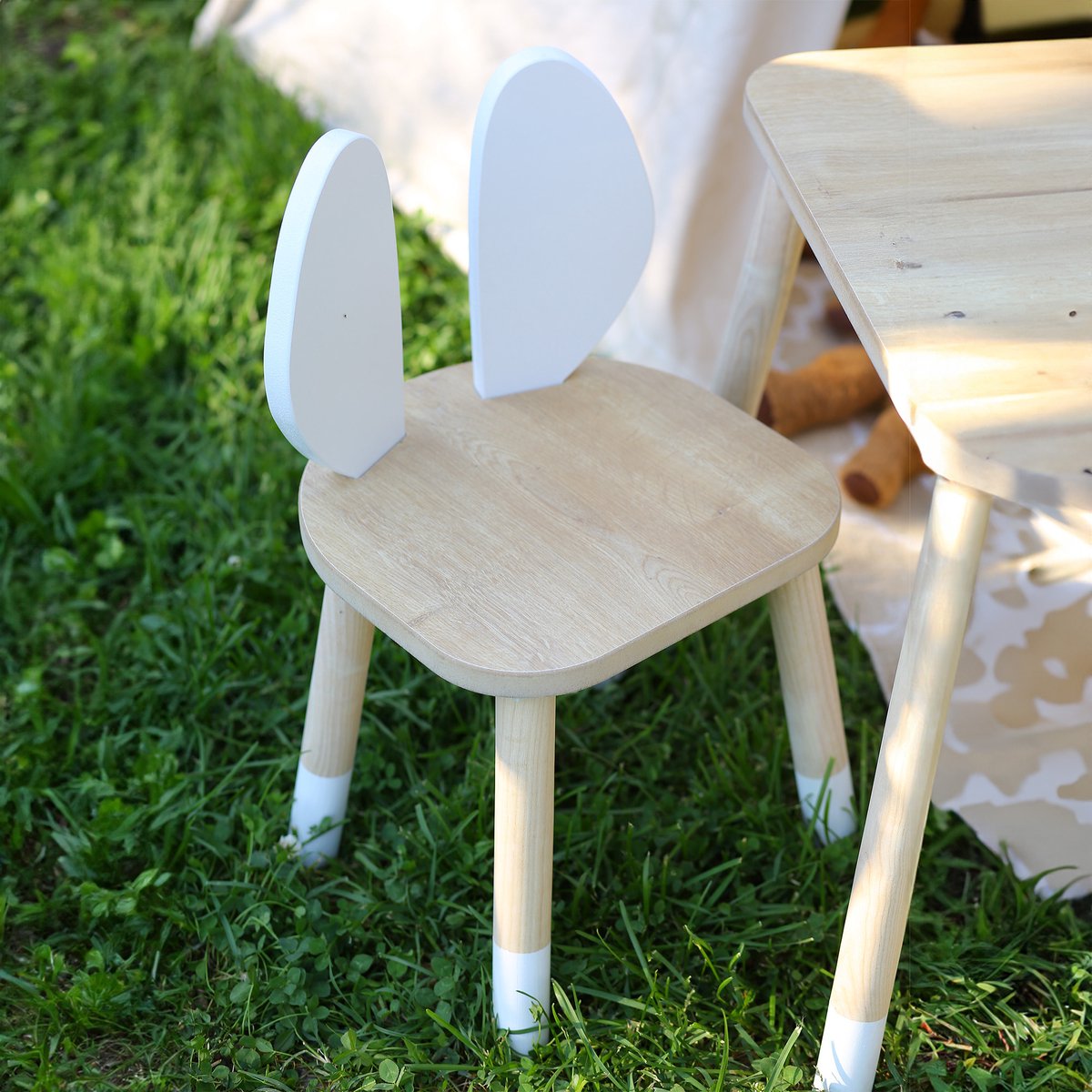 COZYCOLLECTIONS Kindertisch-Set mit Tiermotiv-Stühlen aus Naturholz