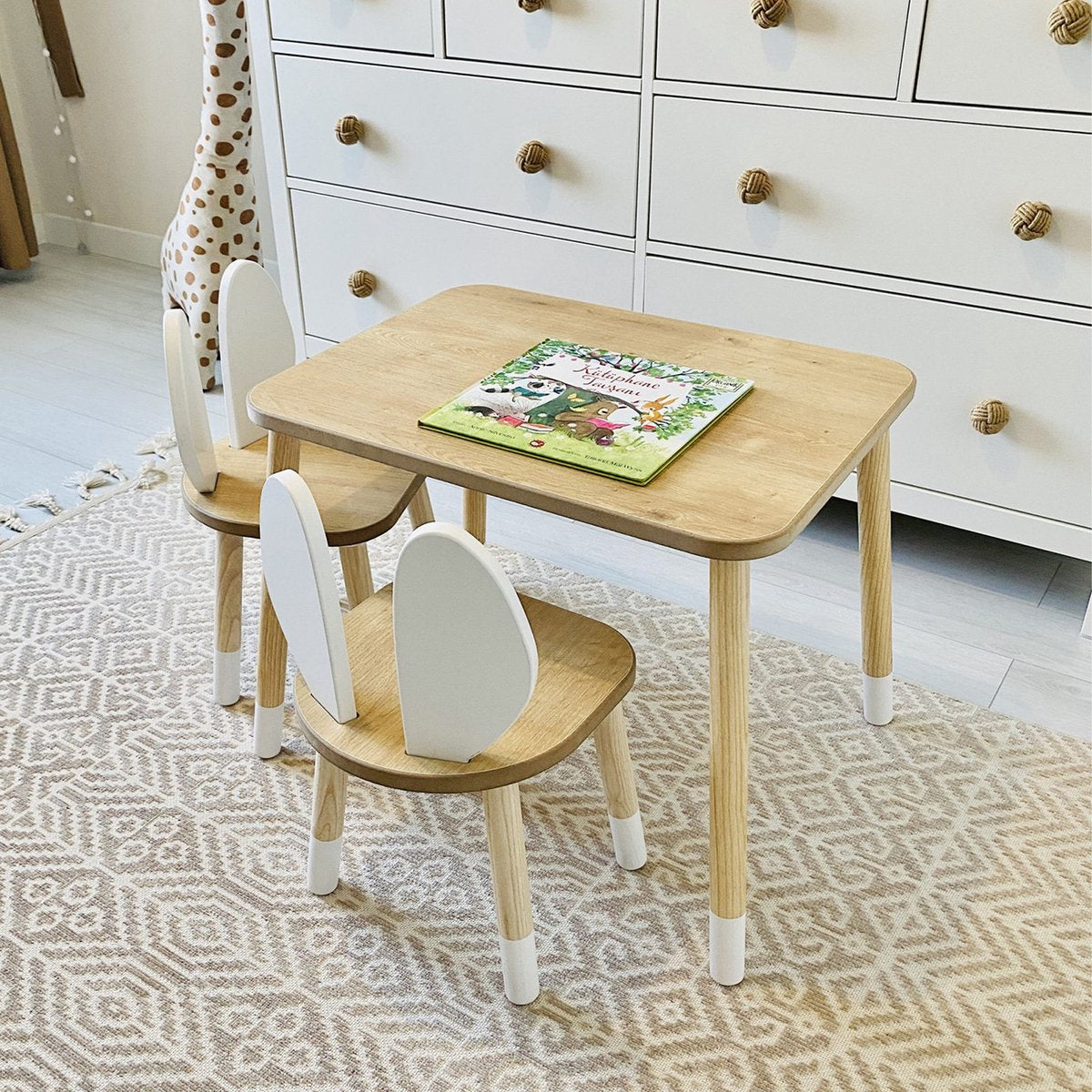 COZYCOLLECTIONS Kindertisch-Set mit Tiermotiv-Stühlen aus Naturholz