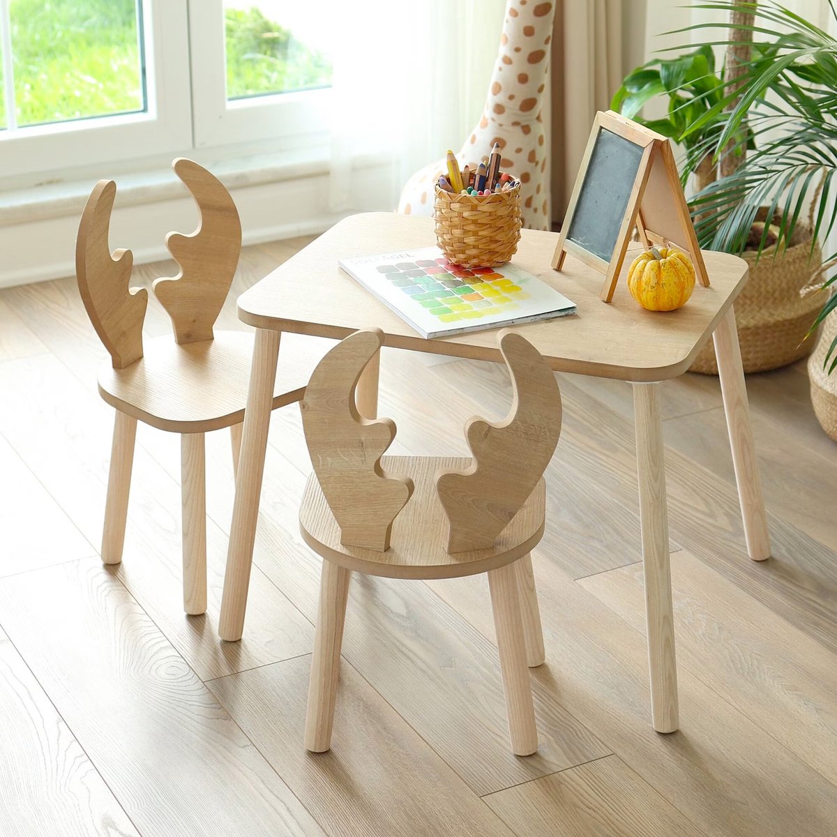 COZYCOLLECTIONS Kindertisch-Set mit Tiermotiv-Stühlen aus Naturholz