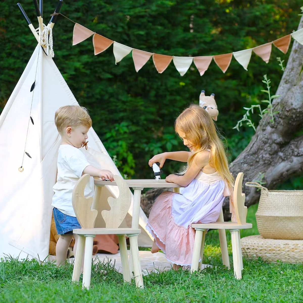 COZYCOLLECTIONS Kindertisch-Set mit Tiermotiv-Stühlen aus Naturholz