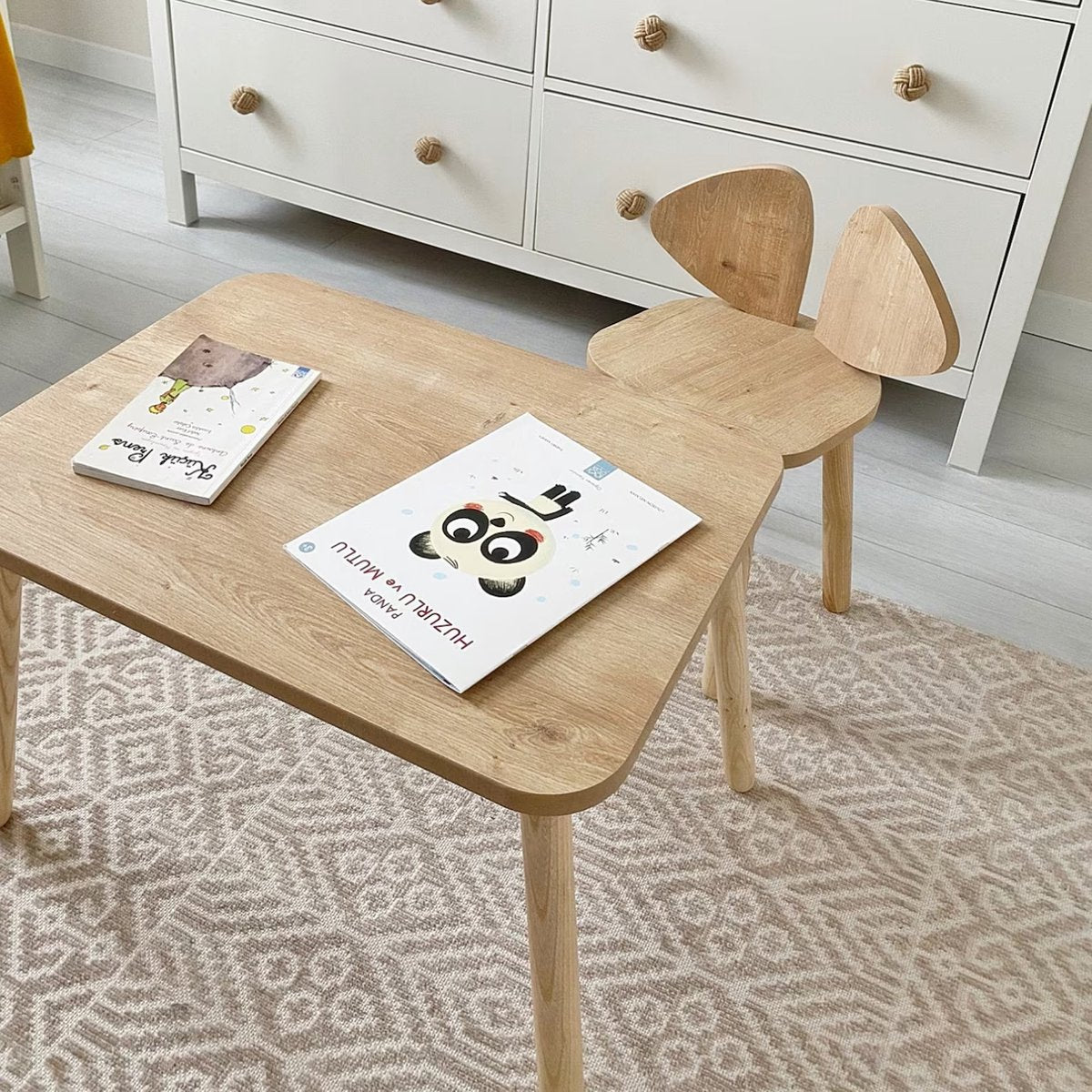 COZYCOLLECTIONS Kindertisch-Set mit Tiermotiv-Stühlen aus Naturholz