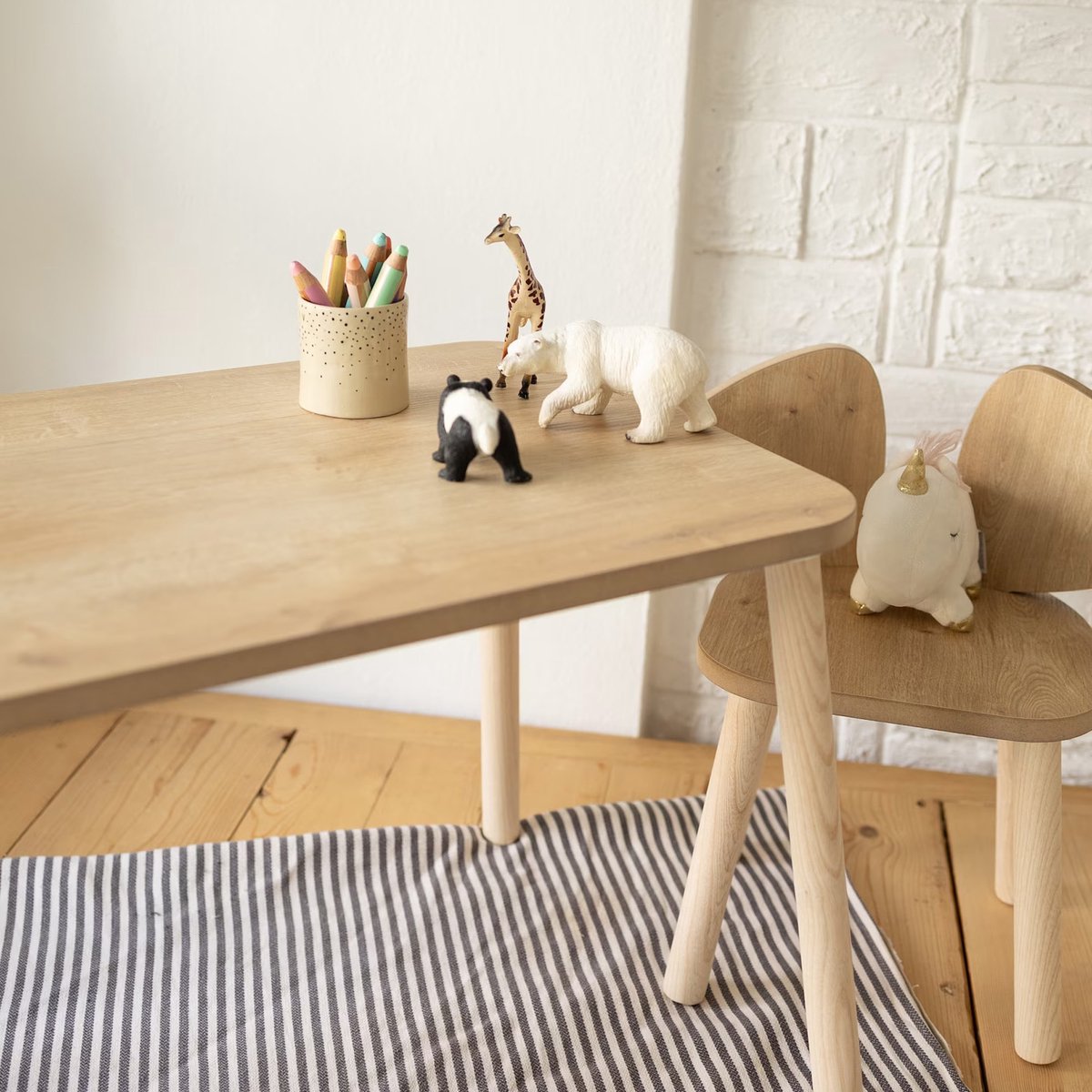 COZYCOLLECTIONS Kindertisch-Set mit Tiermotiv-Stühlen aus Naturholz