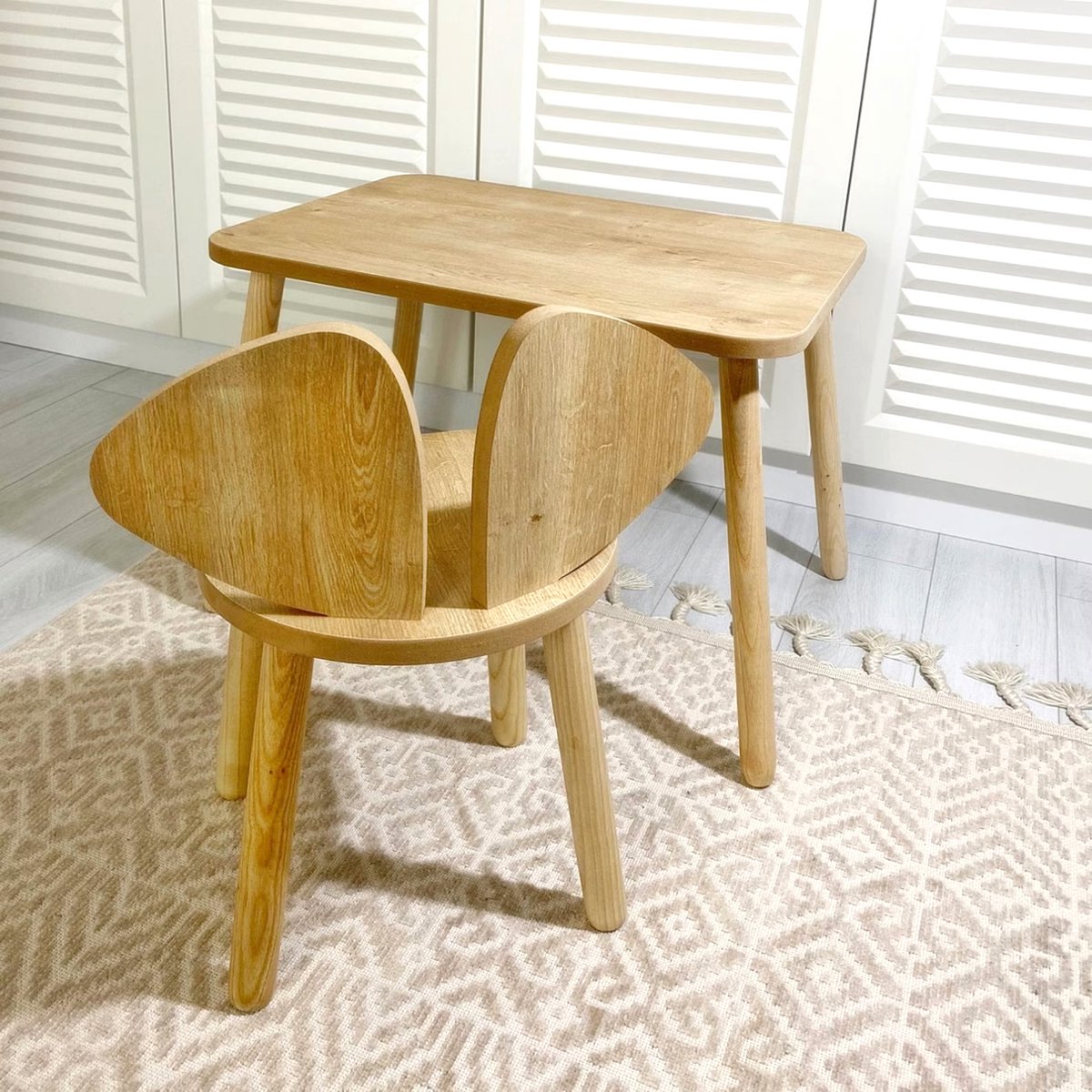 COZYCOLLECTIONS Kindertisch-Set mit Tiermotiv-Stühlen aus Naturholz