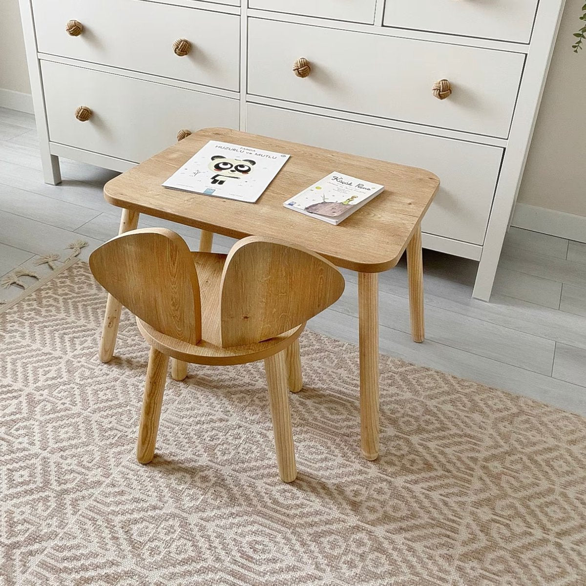 COZYCOLLECTIONS Kindertisch-Set mit Tiermotiv-Stühlen aus Naturholz