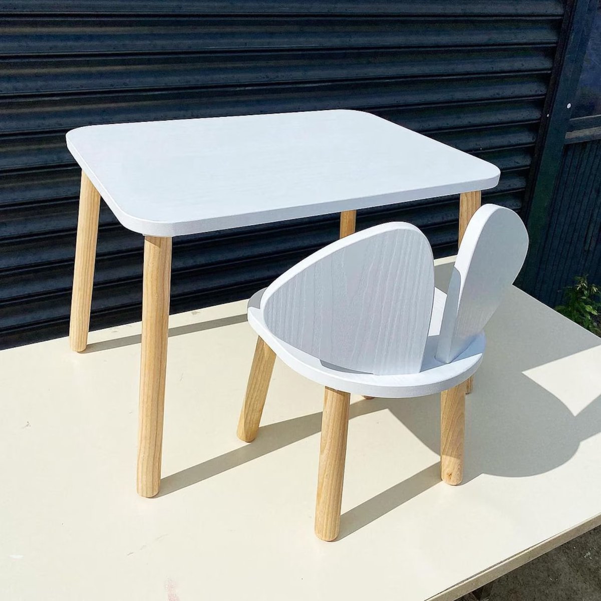 COZYCOLLECTIONS Kindertisch-Set mit Tiermotiv-Stühlen aus Naturholz