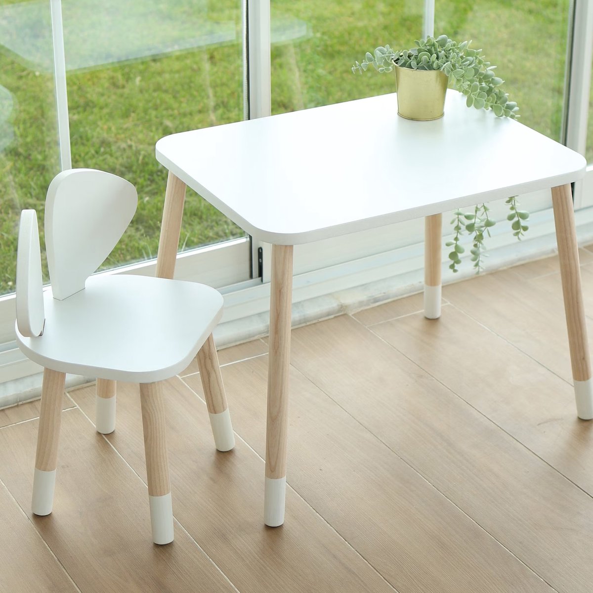 COZYCOLLECTIONS Kindertisch-Set mit Tiermotiv-Stühlen aus Naturholz