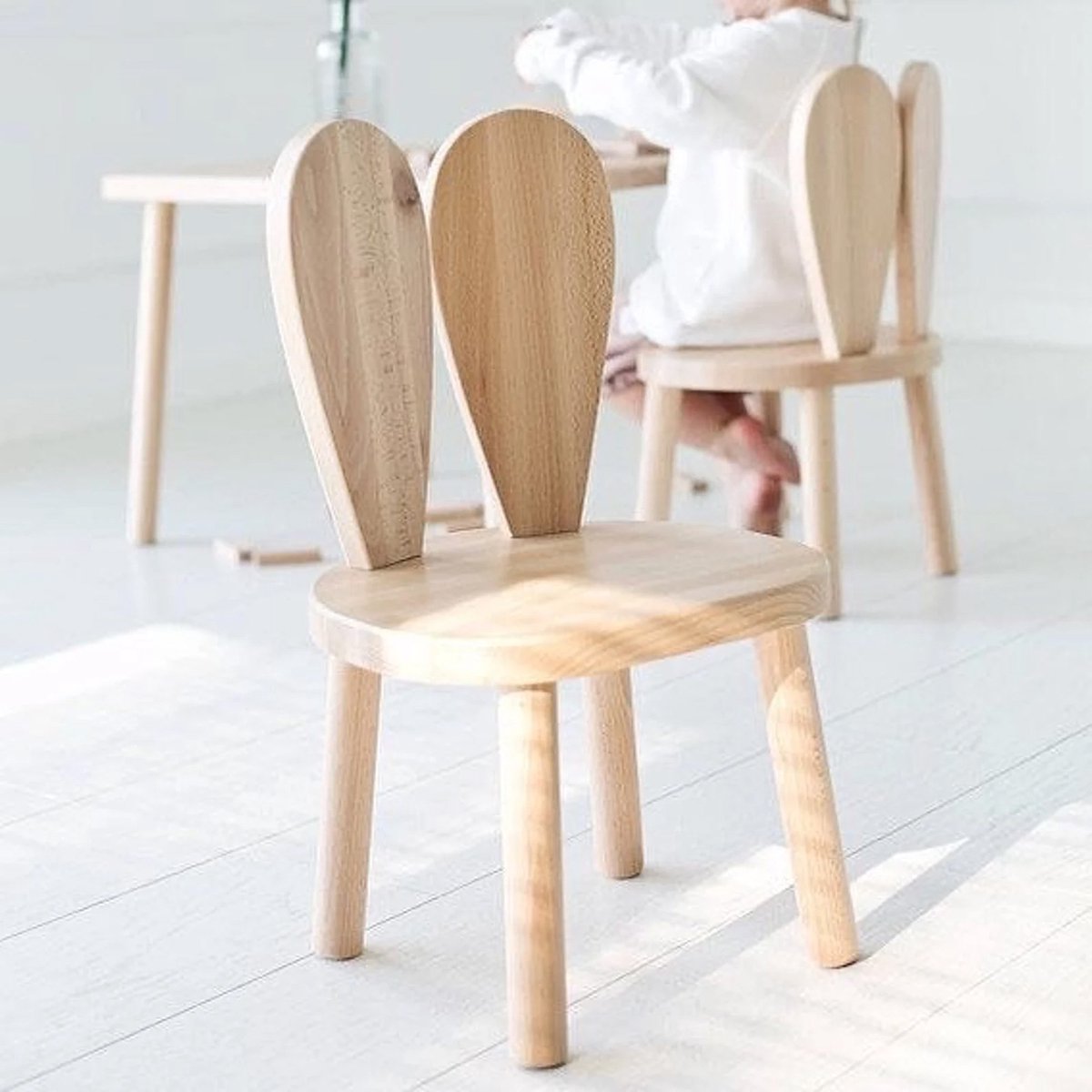 COZYCOLLECTIONS Kindertisch-Set mit Tiermotiv-Stühlen aus Naturholz