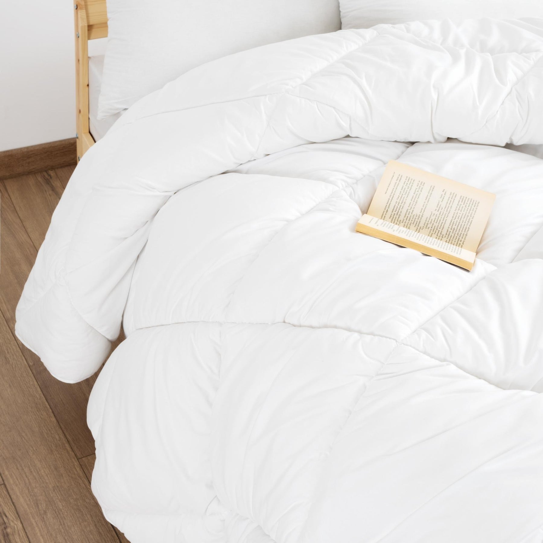 Mikrofaser Bettdecke Weiß, 155x220 cm, Leichtes Steppbett - Atmungsaktive Ganzjahresdecke aus Mikrofaser, Waschbare Bettdecke, 300 gr/m2 Faserfüllung