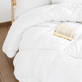 Mikrofaser Bettdecke Weiß, 155x220 cm, Leichtes Steppbett - Atmungsaktive Ganzjahresdecke aus Mikrofaser, Waschbare Bettdecke, 300 gr/m2 Faserfüllung