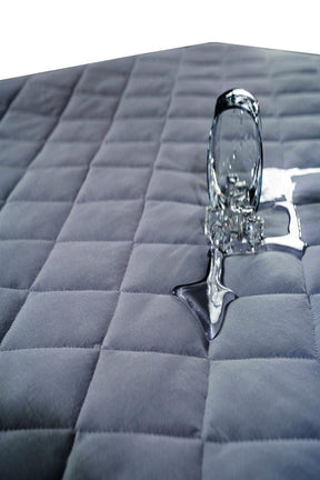 Grauer, gesteppter, wasser- und flüssigkeitsdichter Spannbett-Matratzenschoner aus 100 % Baumwolle 100x200 cm