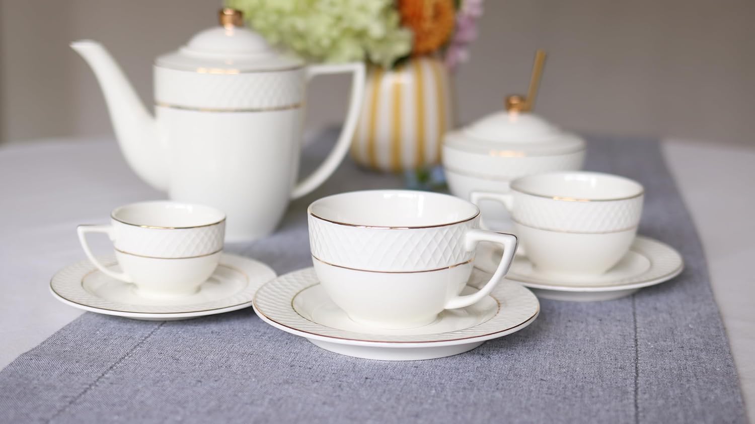 Wilmax Teetasse mit Untertasse 240 ml Weiß Goldrand Porzellan 4er Set WL-880102404/AB4