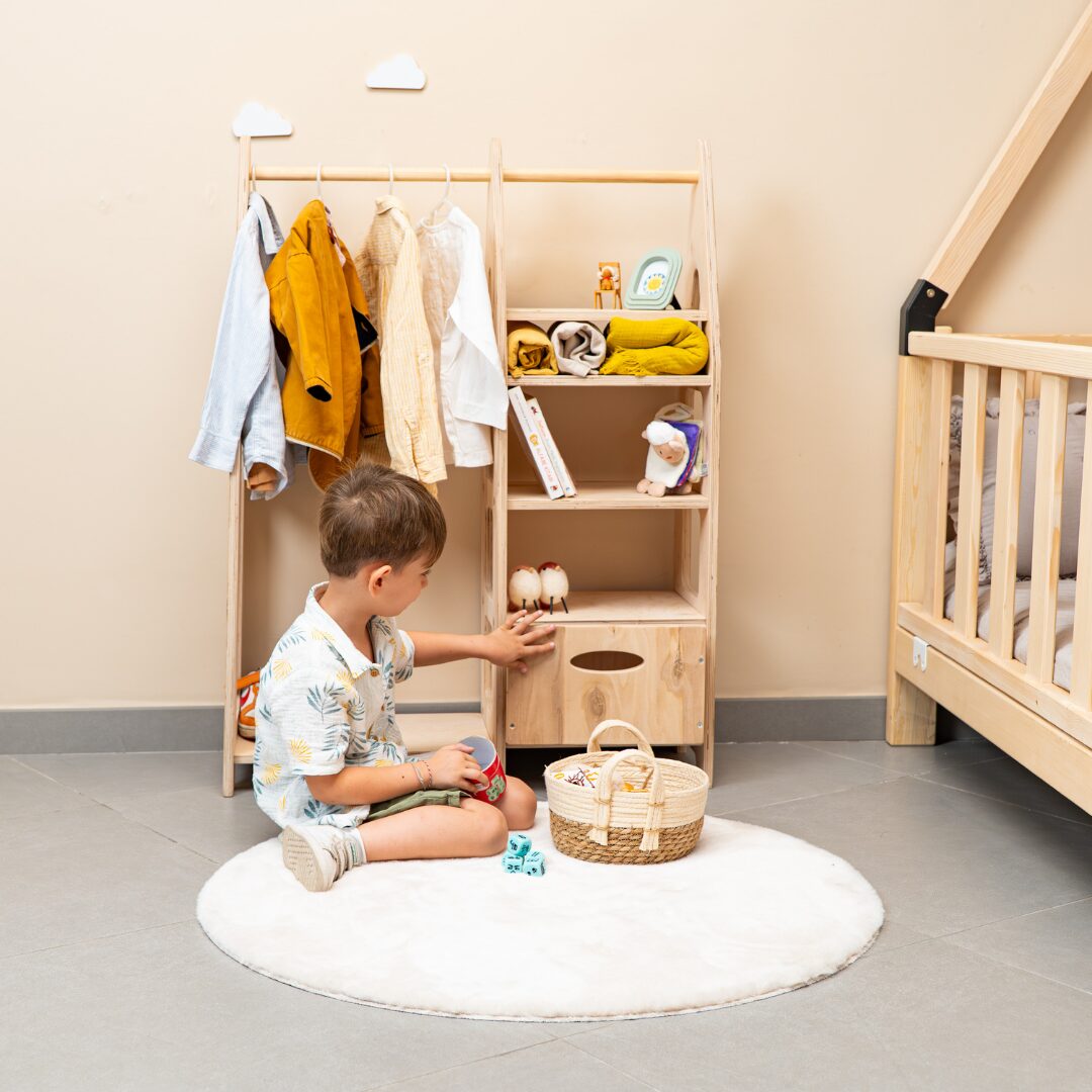 Cozy Collections Montessori-Kleiderschrank aus Naturholz – 4-in-1 mit 3 Schubladen, Kleiderstange & Regalböden, 78 × 106 × 31,5 cm