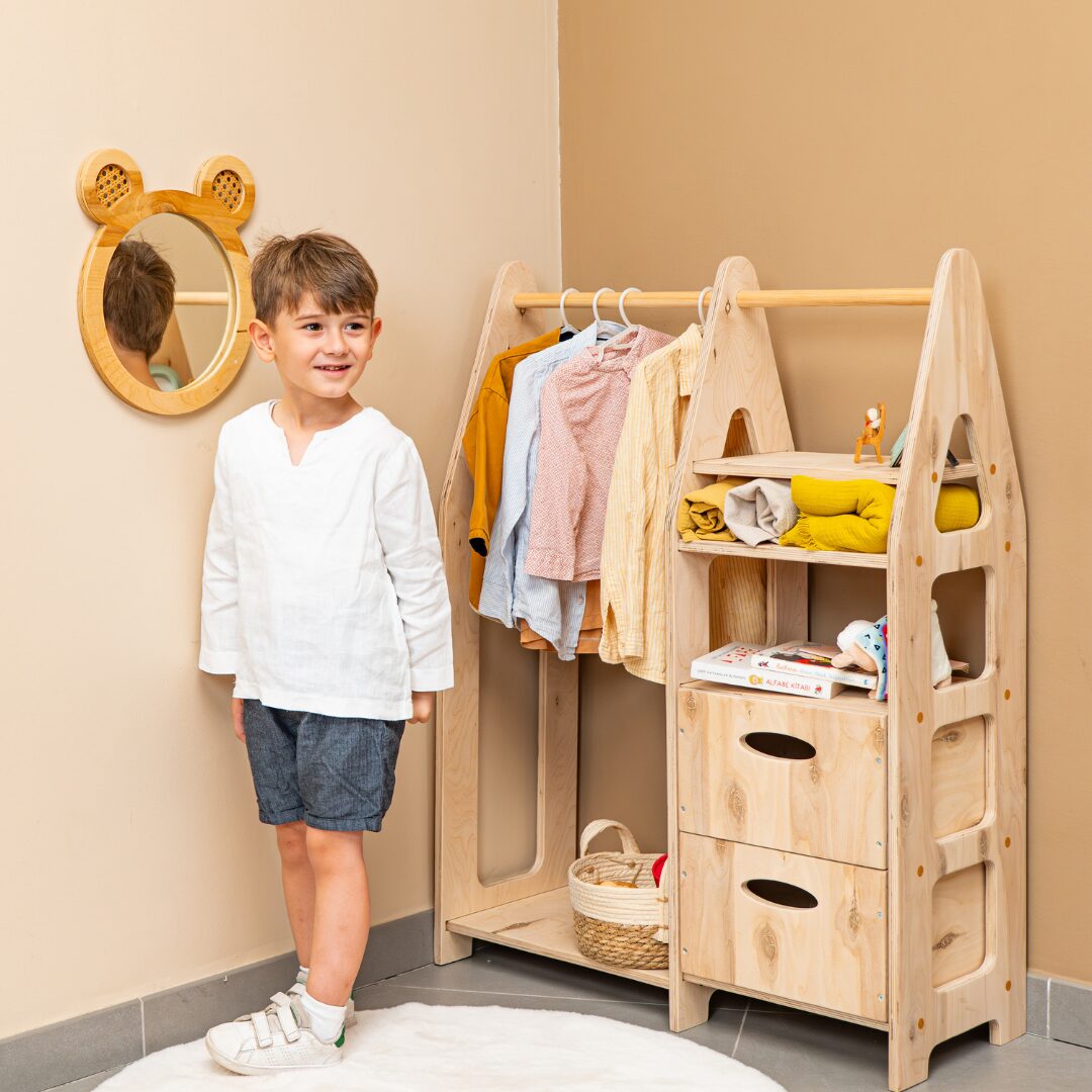 Cozy Collections Montessori-Kleiderschrank aus Naturholz – 4-in-1 mit 3 Schubladen, Kleiderstange & Regalböden, 78 × 106 × 31,5 cm