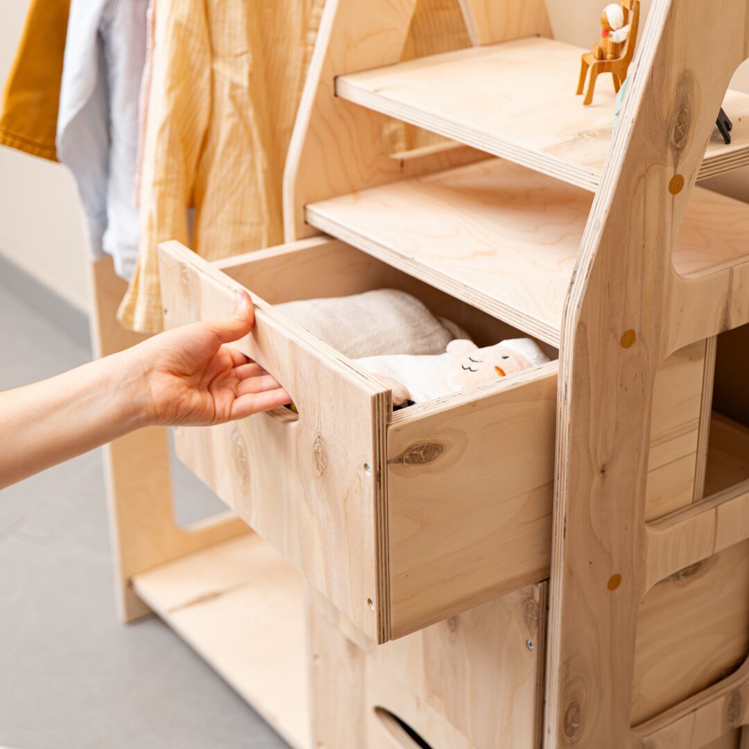 Cozy Collections Montessori-Kleiderschrank aus Naturholz – 4-in-1 mit 3 Schubladen, Kleiderstange & Regalböden, 78 × 106 × 31,5 cm