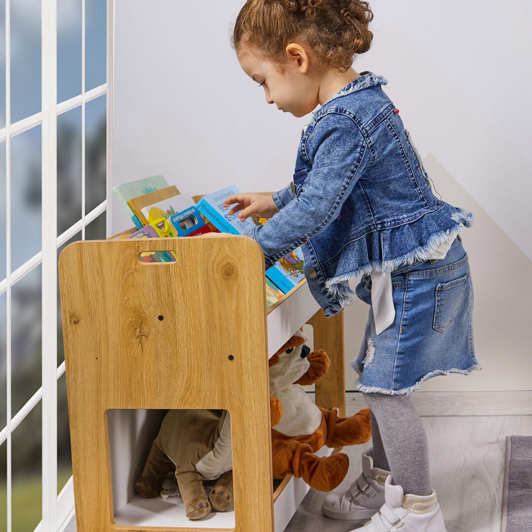Cozy Collections Dove 2-stöckiges Bücherregal – Natur- und Weißholz mit Montessori-Tragegriffen, H55 × B56 × T34 cm