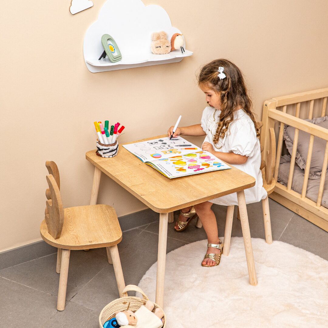 COZYCOLLECTIONS Kindertisch-Set mit Tiermotiv-Stühlen aus Naturholz