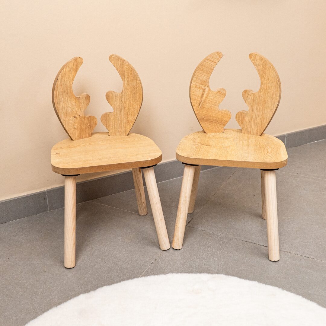 COZYCOLLECTIONS Kindertisch-Set mit Tiermotiv-Stühlen aus Naturholz