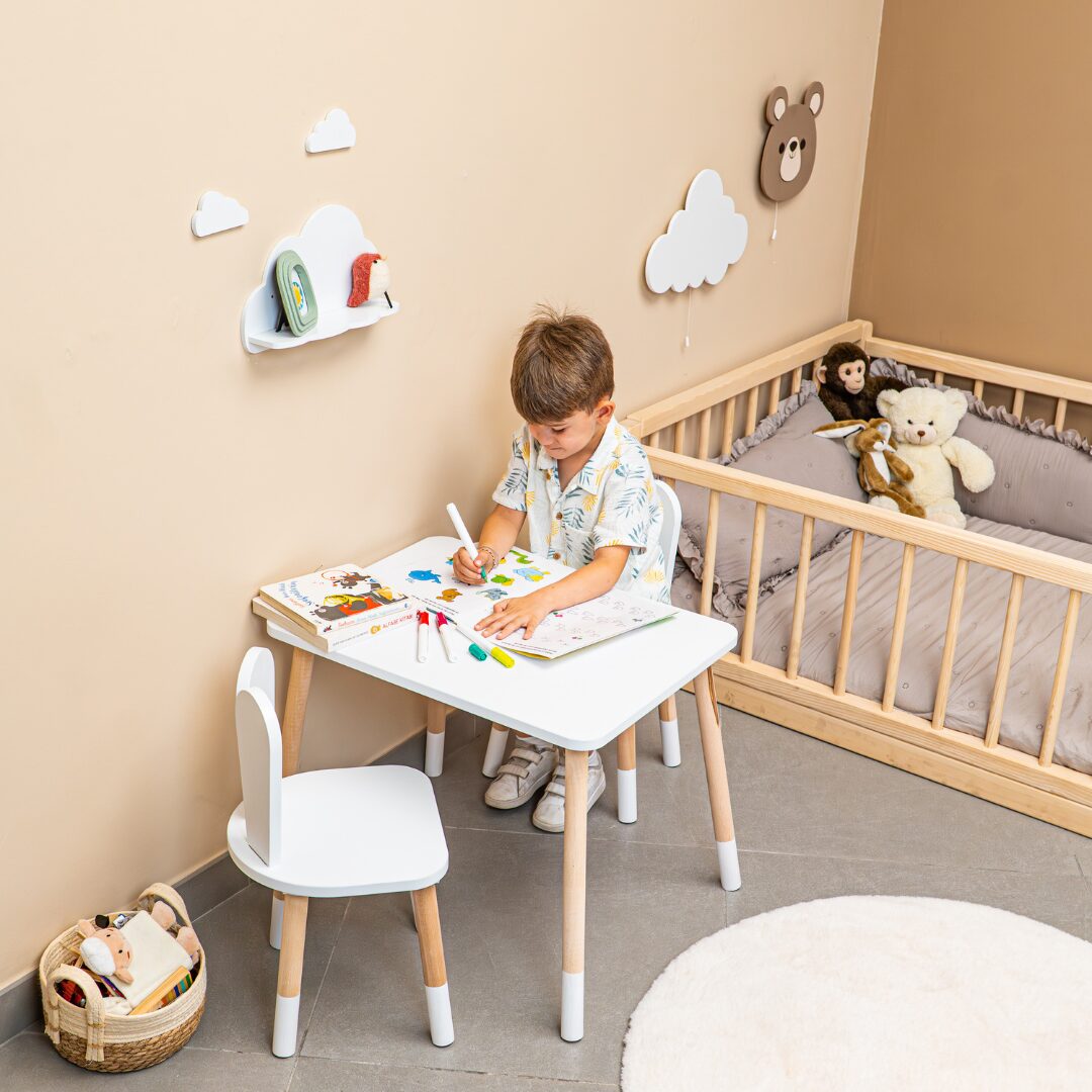 COZYCOLLECTIONS Kindertisch-Set mit Tiermotiv-Stühlen aus Naturholz