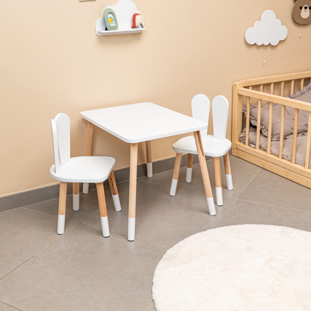 COZYCOLLECTIONS Kindertisch-Set mit Tiermotiv-Stühlen aus Naturholz