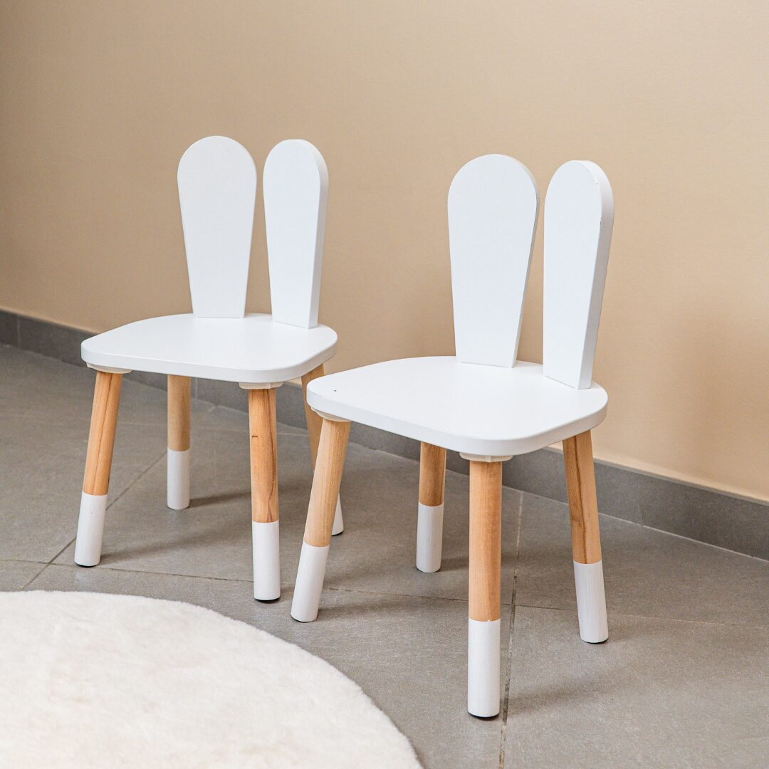 COZYCOLLECTIONS Kindertisch-Set mit Tiermotiv-Stühlen aus Naturholz