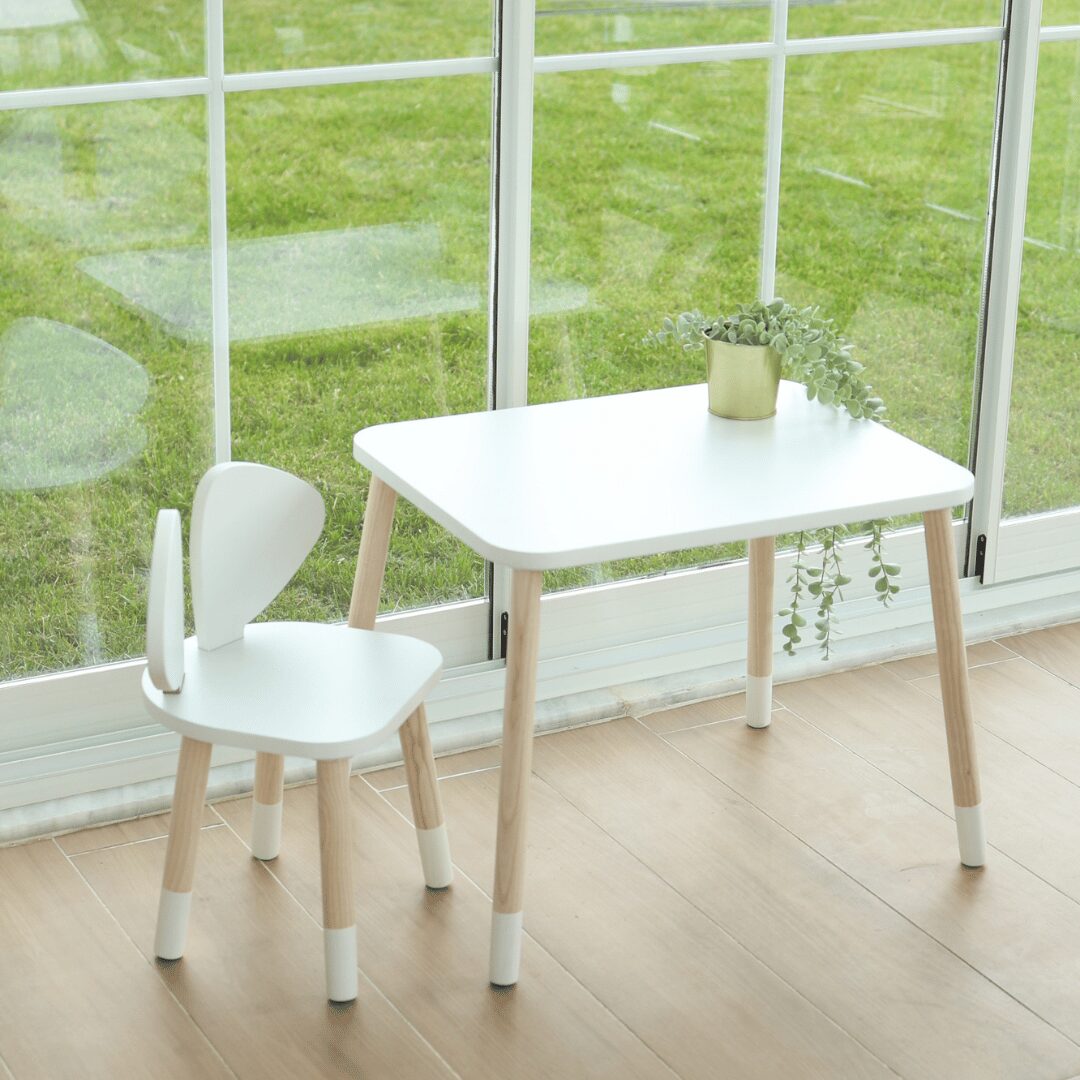 COZYCOLLECTIONS Kindertisch-Set mit Tiermotiv-Stühlen aus Naturholz