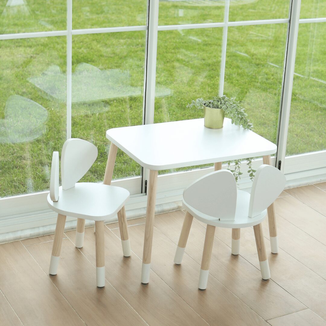 COZYCOLLECTIONS Kindertisch-Set mit Tiermotiv-Stühlen aus Naturholz
