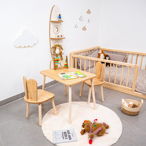 COZYCOLLECTIONS Kindertisch-Set mit Tiermotiv-Stühlen aus Naturholz