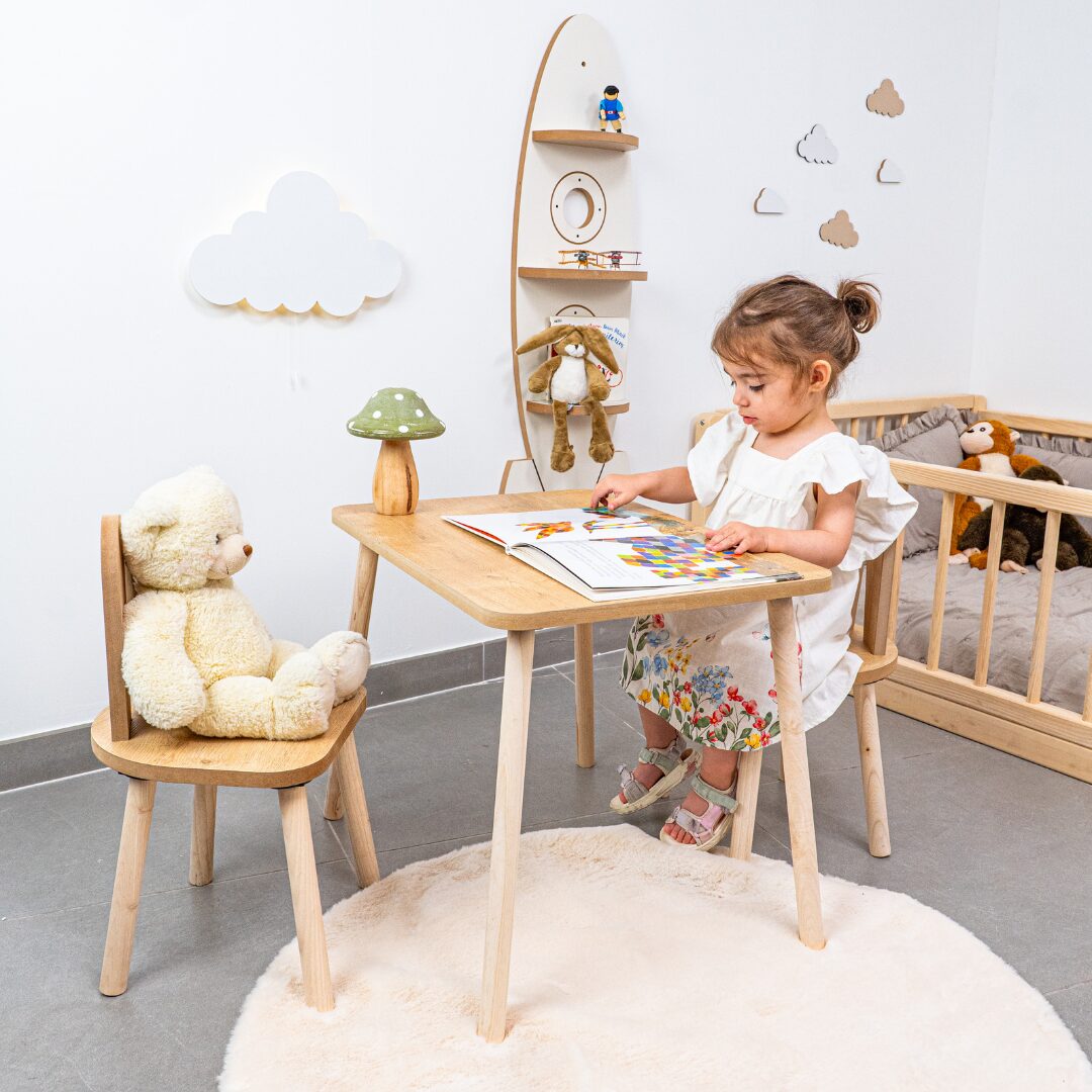 COZYCOLLECTIONS Kindertisch-Set mit Tiermotiv-Stühlen aus Naturholz
