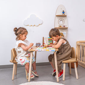 COZYCOLLECTIONS Kindertisch-Set mit Tiermotiv-Stühlen aus Naturholz