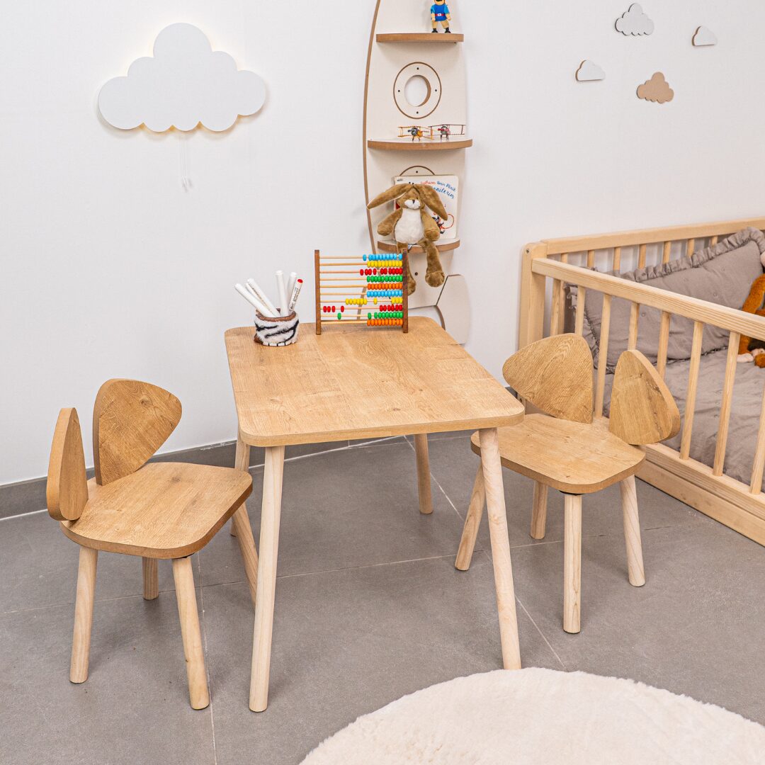 COZYCOLLECTIONS Kindertisch-Set mit Tiermotiv-Stühlen aus Naturholz