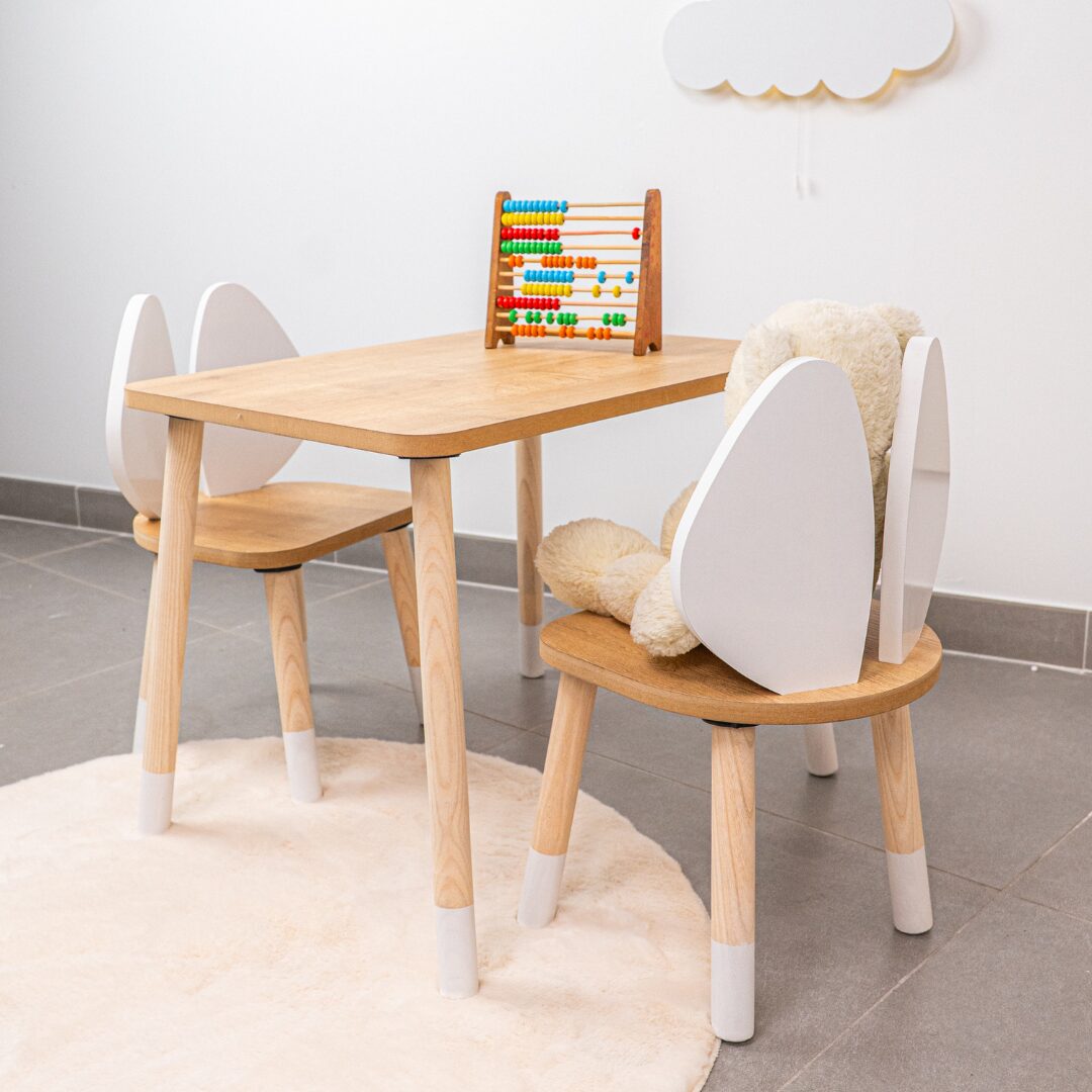 COZYCOLLECTIONS Kindertisch-Set mit Tiermotiv-Stühlen aus Naturholz