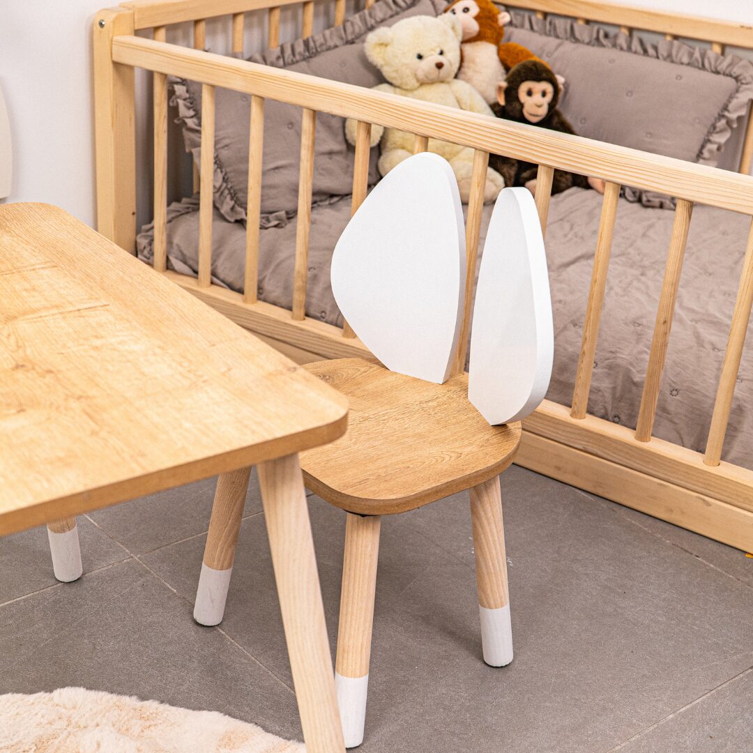 COZYCOLLECTIONS Kindertisch-Set mit Tiermotiv-Stühlen aus Naturholz