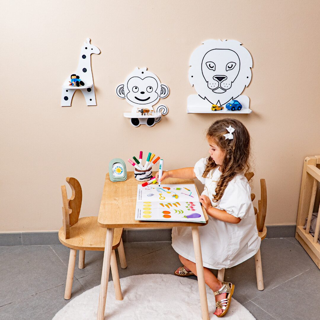 Cozy Collections Wandregal-Set für Kinder mit 3 Safaritieren aus Naturholz – Löwe, Affe & Giraffe, Schwarz-Weiß, 3er-Set