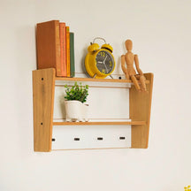 Cozy Collections Wandregal für Kinder mit Haken „Montessori-Kranich“ – Naturholz/Weiß, 2 Ablagen, 10 kg, H30 × B47 × T14 cm
