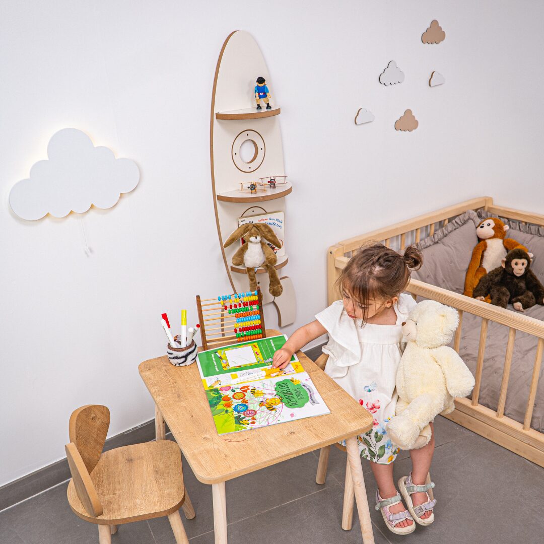 Cozy Collections Raketen-Wandregal in Weiß und Naturholz – 3 Ablagen, 110 × 38 × 4 cm, Weltraum-Design