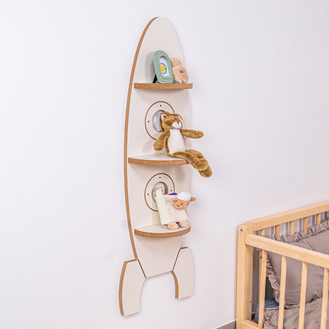 Cozy Collections Raketen-Wandregal in Weiß und Naturholz – 3 Ablagen, 110 × 38 × 4 cm, Weltraum-Design