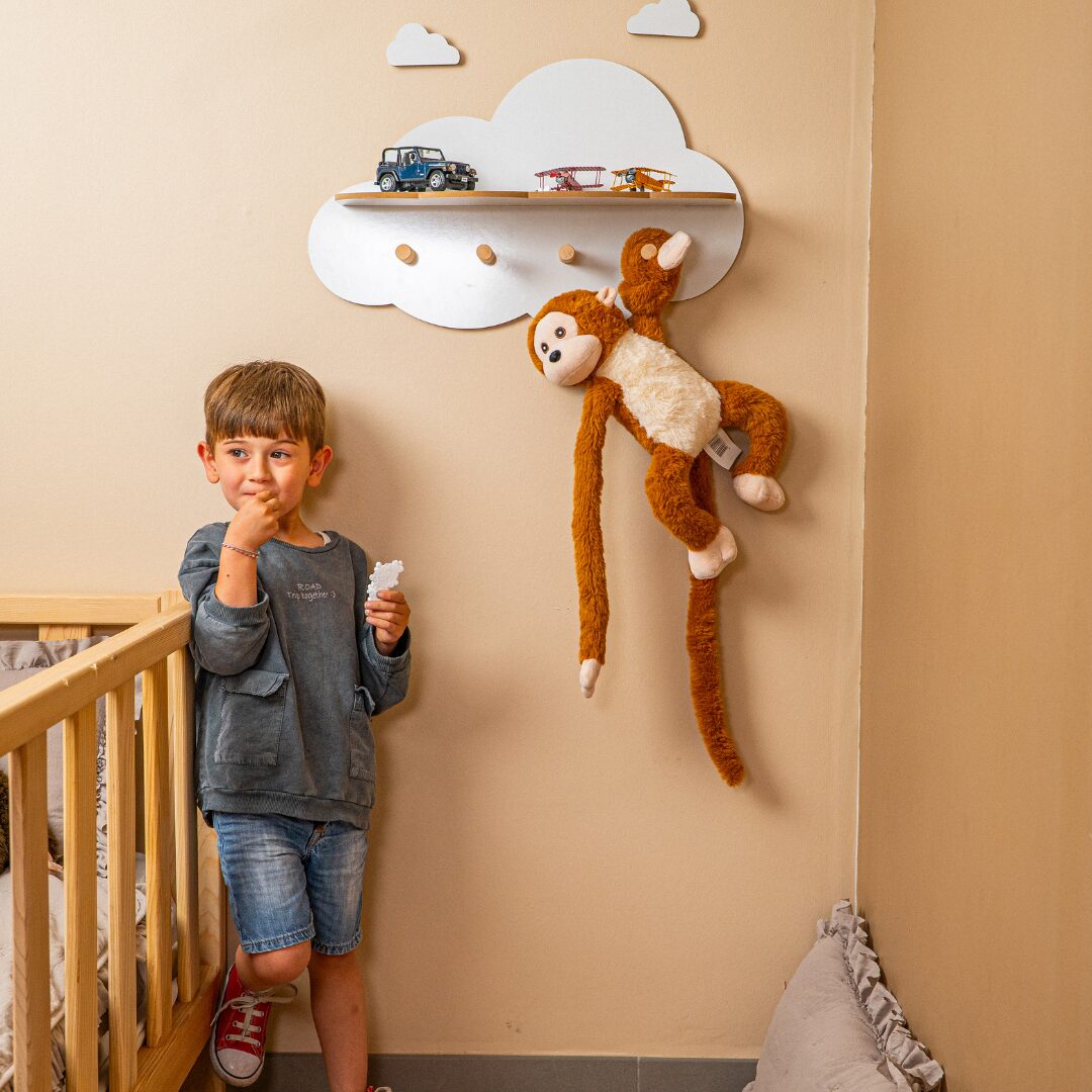Cozy Collections Wolkenförmiges Wandregal mit 4 Holzhaken – 2-in-1 Aufbewahrung & Aufhängen, Weiß/Naturholz, 60 × 37 cm