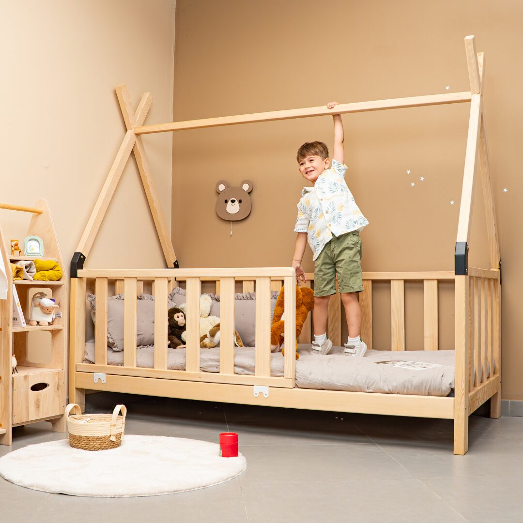 Cozy Collections Montessori-Tipi-Bett aus Naturholz mit Gittern – 90 × 200 cm, 3-seitige Sicherheitsbarrieren, niedrige Montessori-Höhe