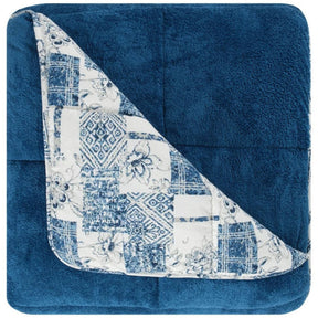 Luxus-Wellsoft-Steppdecke Blau Set auf Bett drapiert