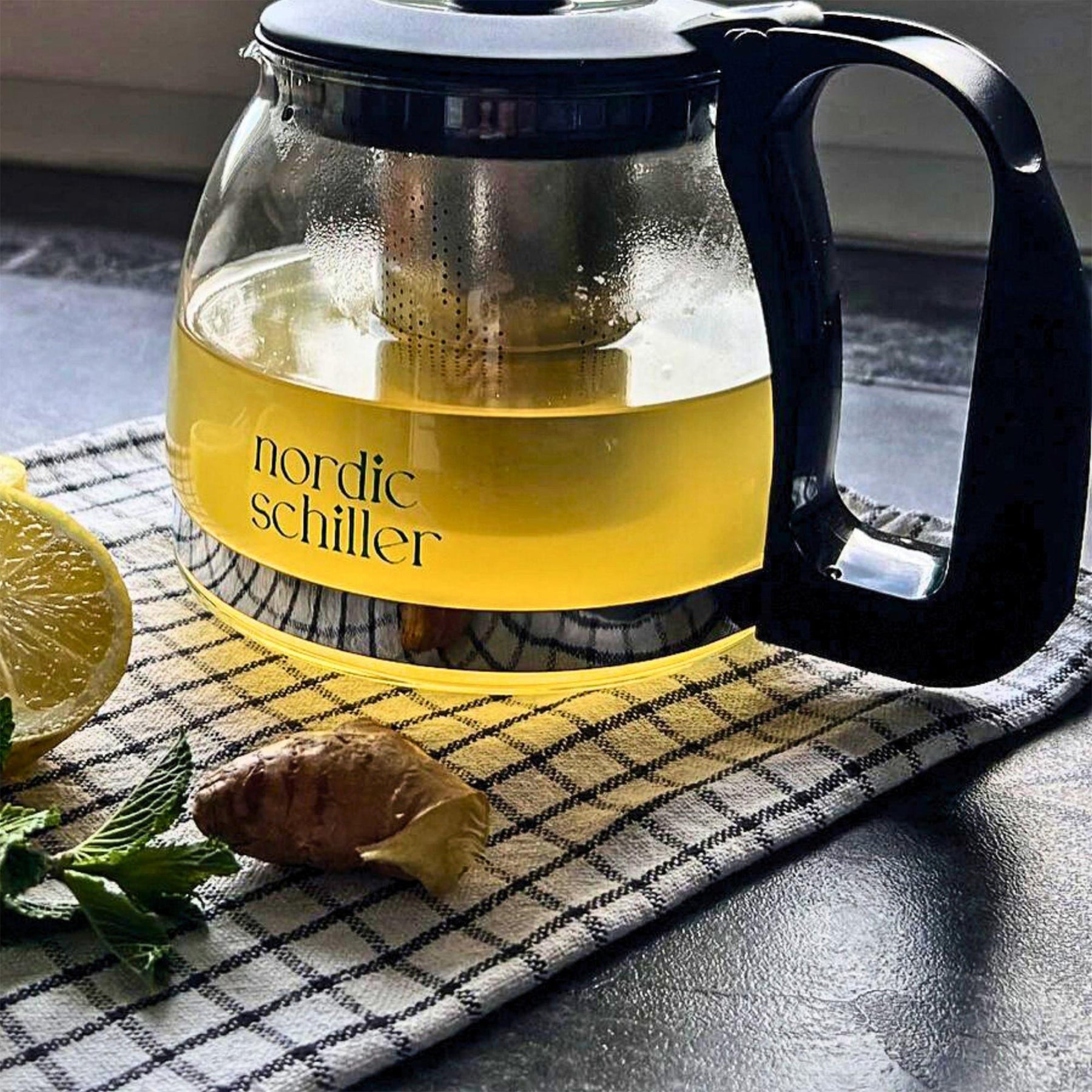 Nordic Schiller Lilac Glas Teekanne mit Deckel und Edelstahl-Sieb – 700 ml