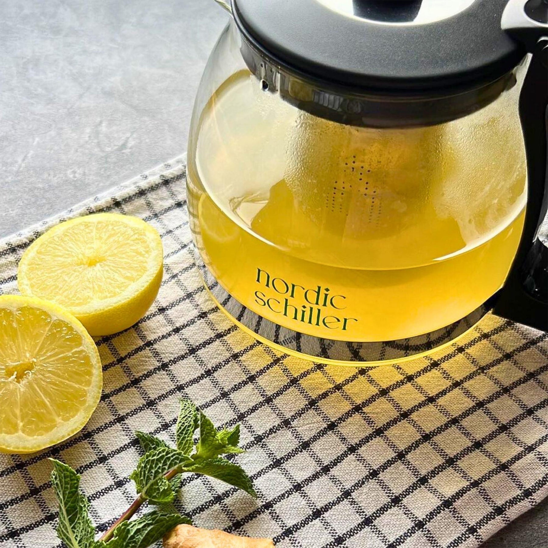 Nordic Schiller Lilac Glas Teekanne mit Deckel und Edelstahl-Sieb – 700 ml