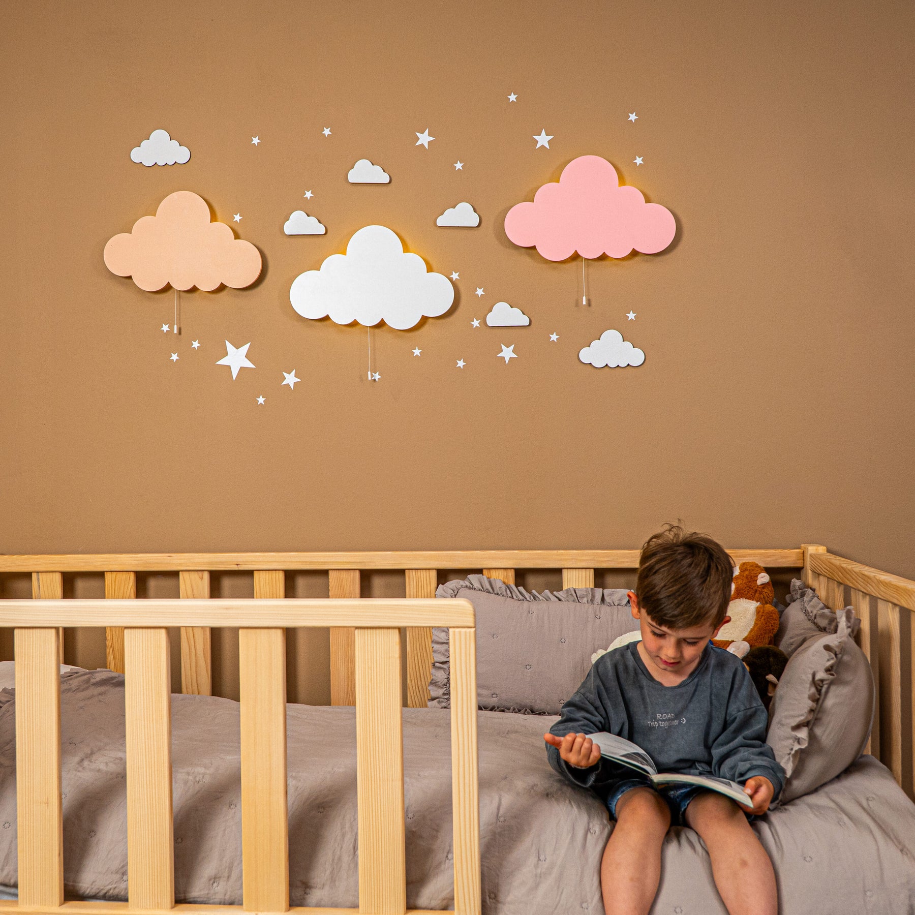 Cozy Collections Handbemalte LED-Wandleuchte Wolke aus Holz – Pastell (Rosa/Grau/Beige), 9V batteriebetrieben, Einzel/Duo/3er-Set